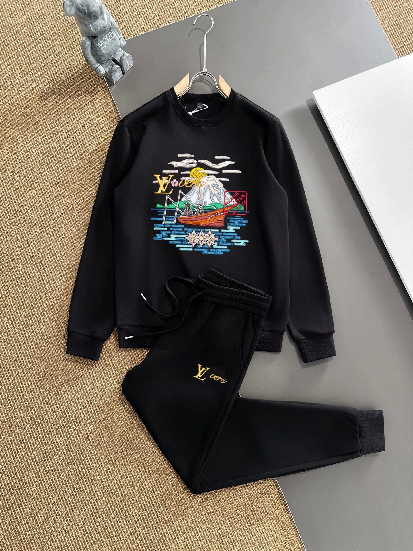 🅿️380 direct batch [LV Louis Vuitton] (Fat Man Gospel) hot-selling suit is coming. Focus on the original version of the official website. 2025 new hot-selling sweatshirt suit. The original order is the best. 🇭🇰The meticulous work of top designers. Just for a fitting and perfect upper body effect. 100% natural high-quality Roman cotton, close-fitting comfort, noble and elegant! Original hardware embodies elegance and nobility! Counter size: M-5XL (maximum wear up to 220 pounds)